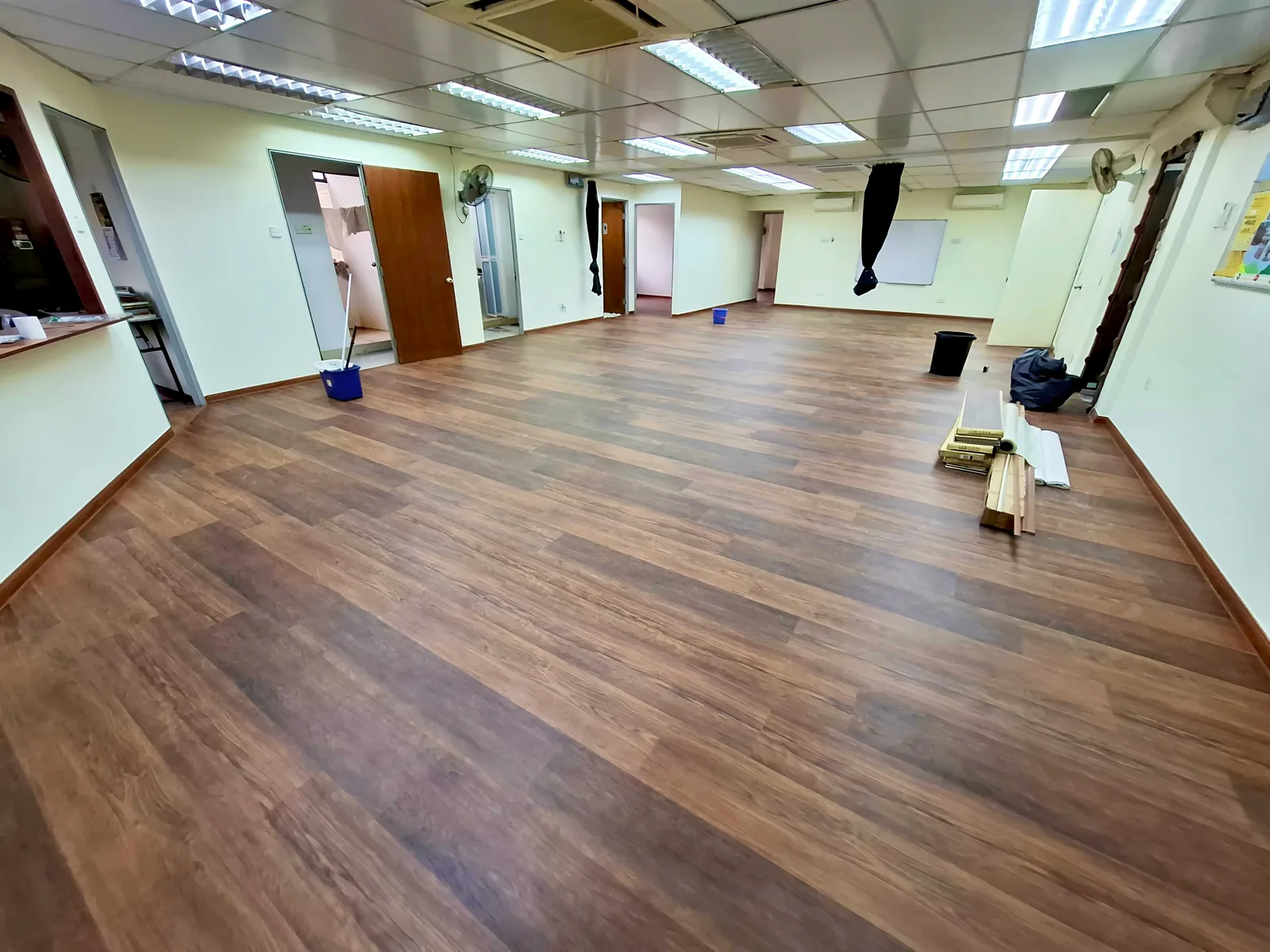 Real SPC flooring installation: Golden Teak (8015)